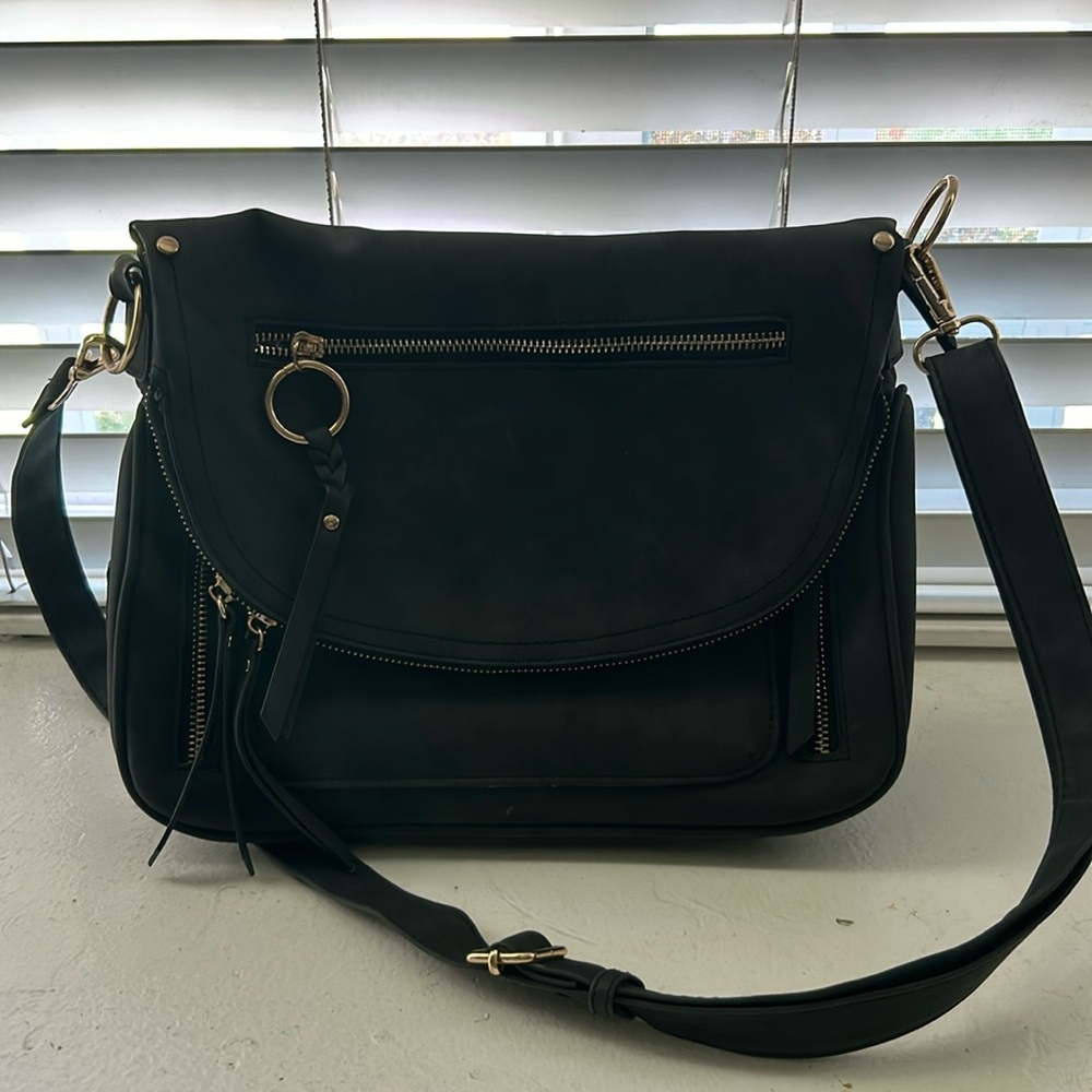 Cute cross body bag. Slightly used in good condition.